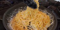 フライパンにクリームソースを入れて温め、⑫のスパゲッティを加えてあえる。| キャステル | CASTEL ディズニー情報