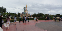 シンデレラ城前の写真撮影時にもソーシャルディスタンス| キャステル | CASTEL ディズニー情報