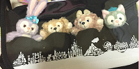 ディズニーリゾートで販売されている、ぬいぐるみバッジが見えるバッグです。サイズは小さめです。| キャステル | CASTEL ディズニー情報