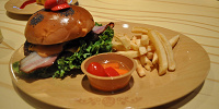 マリオ・バーガー〜ベーコン&チーズ〜| キャステル | CASTEL ディズニー情報