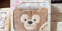 ダッフィーの赤ちゃんグッズ②：フード付きタオルのベビーギフトセット| キャステル | CASTEL ディズニー情報