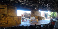舞台の上のエキストラたち。| キャステル | CASTEL ディズニー情報