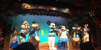 休止中のショー「ミッキーのレインボー・ルアウ」の再開はいつ？| キャステル | CASTEL ディズニー情報