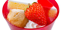 ストロベリークリームケーキ＆プチシュークリーム| キャステル | CASTEL ディズニー情報
