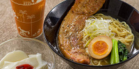 ディズニーランドのおすすめラーメン「ブラックペッパーポーク麺」| キャステル | CASTEL ディズニー情報