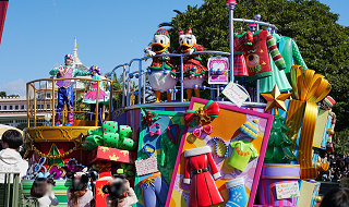 【2025】「トイズ・ワンダラス・クリスマス！」のフロート停止位置をガイド！パレードルート、登場キャラクターも