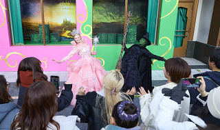 【2026】USJ『ウィキッド 永遠の約束』セレブレーションをガイド！エルファバ＆グリンダとのグリーティングや衣装展示を楽しもう