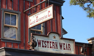 【ウエスタンウエア】ディズニーランドの西部グッズ販売ショップ！場所やBGS、取り扱い商品まとめ レザーアイテムや民芸品も！