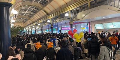 【ディズニー】舞浜駅が混雑するのはいつ？朝夜の混雑時間帯と混雑を避ける方法を紹介！