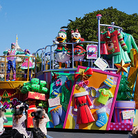 【2025】「トイズ・ワンダラス・クリスマス！」のフロート停止位置をガイド！パレードルート、登場キャラクターも