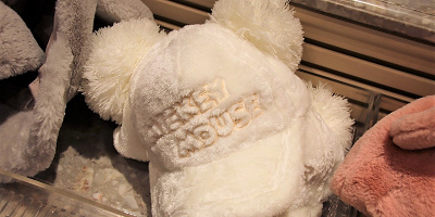 【最新】ディズニー冬の防寒グッズ12選！白のふわもこキャップ・ブランケット・パスケースなど