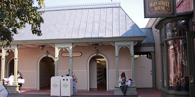 身軽に楽しもう！東京ディズニーランドのコインロッカーの料金・サイズ・場所まとめ！