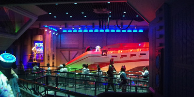 【スターツアーズのQライン】スター・ウォーズの世界へ！スタンバイ列にいるキャラクター＆隠れミッキー！