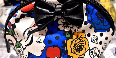 ディズニーシーで買うべき彼女へのお土産グッズ21選！クリスマスプレゼントにも