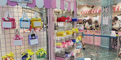 【サンリオピューロランド】大人気のネームプレートを解説！値段、作り方、場所、混雑情報まとめ