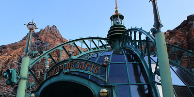 【TDS】ネモ船長ゆかりのお土産ショップ、ノーチラスギフトを紹介！身に着けグッズや便利アイテムも