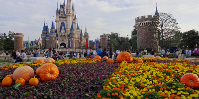 【2025秋】9月のディズニーの服装まとめ！気温＆天気別のおすすめは？コーデ例や持ち物も！