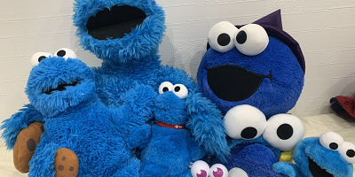 【2020】USJのクッキーモンスターグッズ10選！ぬいぐるみ、カチューシャ、バッグ、パスケース、お菓子