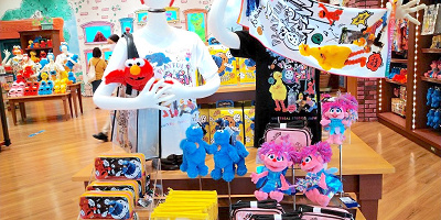 【USJ】春の新作セサミストリートグッズ！実写モチーフのTシャツ、雑貨、お菓子も！