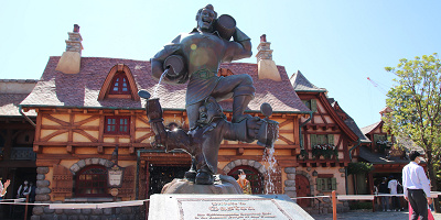 ディズニーランドでガストンに会おう！グッズやフード情報まとめ