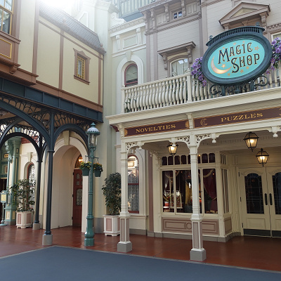 クラブ33の隣にあるマジックショップ キャステル Castel ディズニー情報