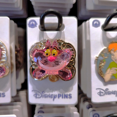 アナハイムディズニーのピンバッジ：チェシャ猫