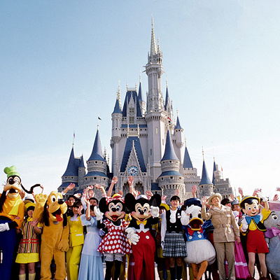 シンデレラ城をバッグに全員集合 キャステル Castel ディズニー情報