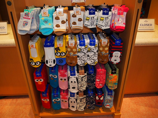 お土産 ユニバで買える靴下10選 キャラクター靴下の種類 サイズと値段
