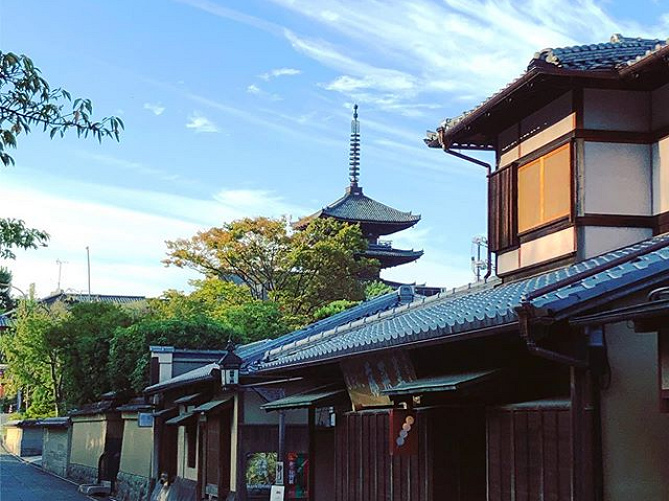 京都 八坂神社は縁結びのパワースポット 恋みくじ 美容水 お守り 見どころまとめ