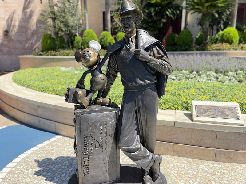 ストーリーテラーズ像 ディズニーシーにあるウォルト ディズニーとミッキーの像を解説