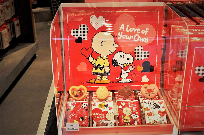 21 Usjのスヌーピーグッズ一覧 お菓子 ぬいぐるみ カチューシャ 季節のイベントグッズも