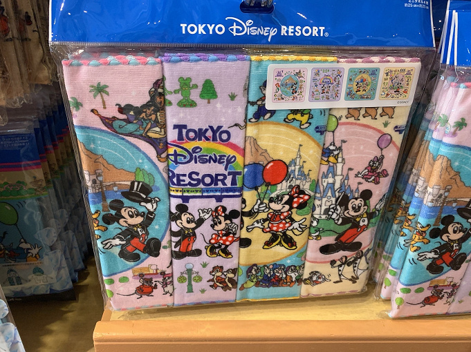 3 3発売 ディズニーキャラクター総柄グッズ42選 にぎやかなデザインのお土産
