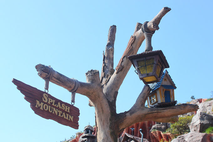 スプラッシュ マウンテンの待ち時間 スタンバイパス攻略方法 落下の怖さ 写真 曲 歌も解説