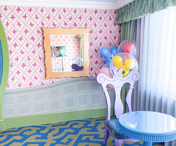 ディズニー柄のクロス 壁紙で家の中をおしゃれに 手軽に貼り ディズニー柄のクロス 壁紙で家の中をおしゃれに 手軽に貼り