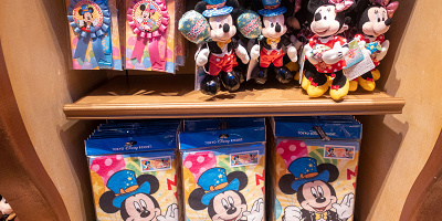 【2022】ディズニー誕生日グッズ5選!ぬいぐるみバッジ・ロゼット・タオルがバースデーデザインに!