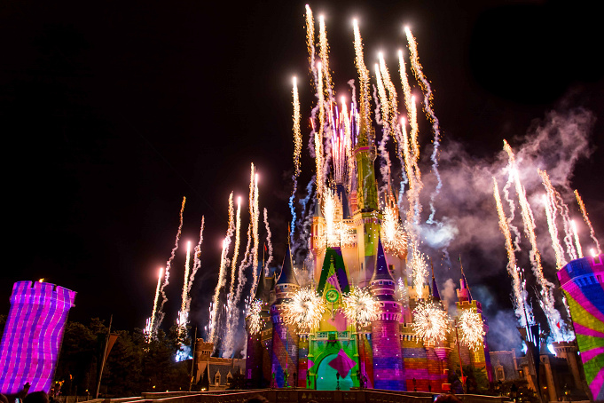 ディズニーで花火を見よう 打ち上げ場所はどこ ランド シーの穴場の観賞スポット 中止の条件も