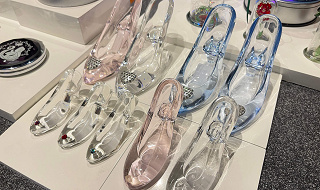 ディズニーランドのショップ「ガラスの靴」の商品一覧！グラスやアクセサリーが豊富