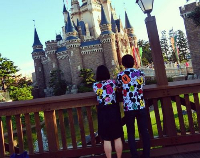 19春夏 ディズニーtシャツコーデ25選 総柄やユニクロも カップルでペア おそろいに 19春夏 ディズニーtシャツコーデ25選 総柄やユニクロも カップルでペア おそろいに