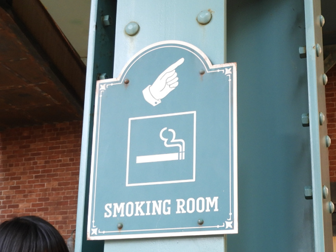 必見 ディズニーシーに喫煙所はある パーク内外の場所まとめ タバコ販売場所も