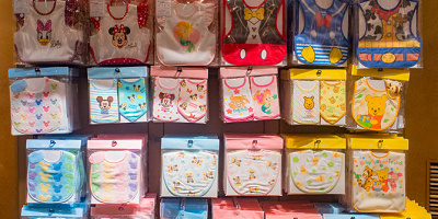 【2025】ディズニーベビーグッズ全種まとめ!赤ちゃん向けTシャツ・スタイ・おくるみ・カバーオール!