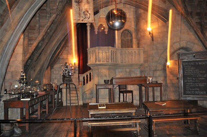 Usj ホグワーツ城を探検 ダンブルドアの部屋 肖像画 組み分け帽子 待ち時間や注意点も