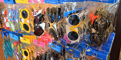 ディズニーランド&シーで買えるめがね19選!キャラクターモチーフのファッショングッズ!