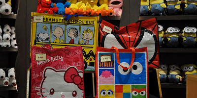 【2025】ユニバのお土産袋まとめ!有料化後のデザイン、サイズ、値段は?マリオとハリポタは独自デザイン!