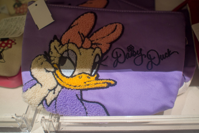 必見 デイジーダックはどんなキャラ 声の秘密やドナルドとの衝撃な過去まとめ 会える場所やグッズも