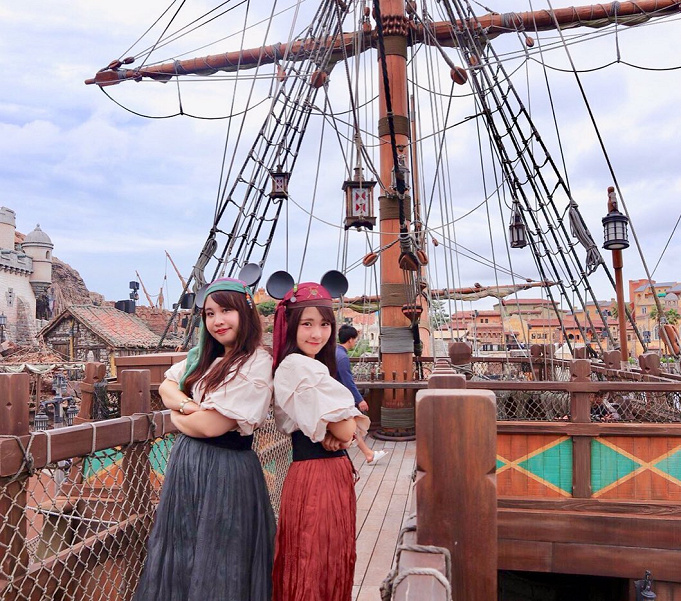 夏 ディズニーコーデ選 6月 7月 8月の服装のポイント 持ち物は 友達 カップルで楽しもう