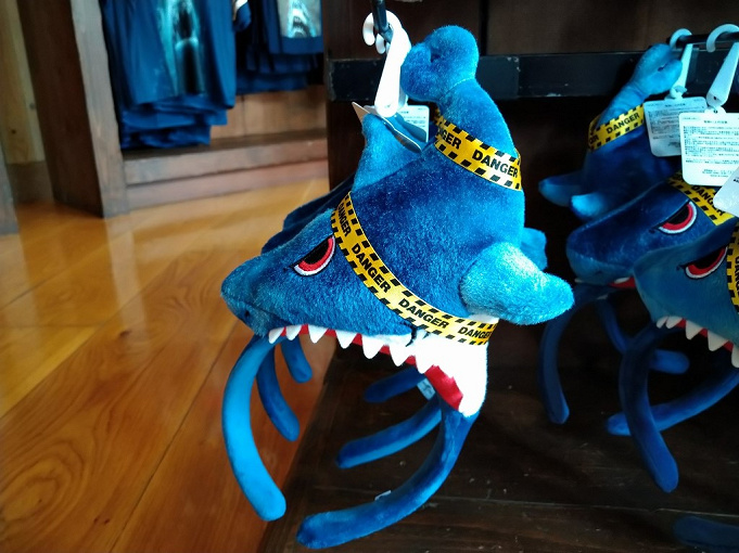 最新 Usjのジョーズグッズ選 サメがモチーフのお菓子や雑貨をお土産に