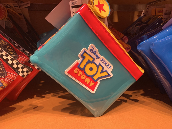 ディズニー ピクサーポーチ3選 トイ ストーリー モンスターズ インク カーズデザインが登場
