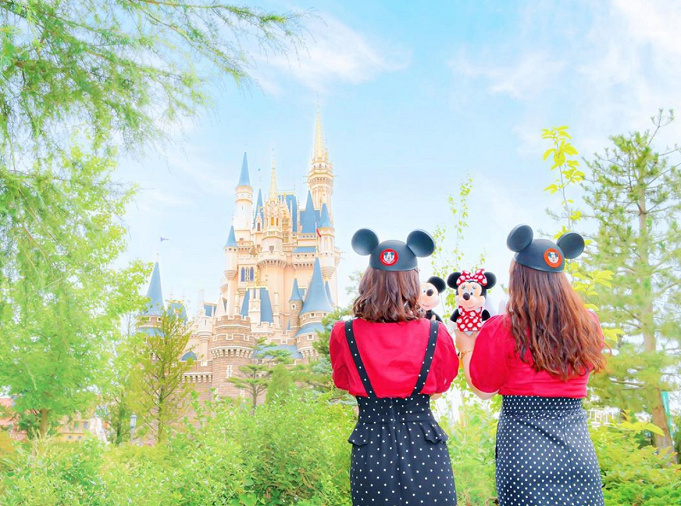 ディズニーインスタ映え トレンドは顔隠しポーズ 顔を見せなくても素敵な写真に フォトスポットなど ディズニーインスタ映え トレンドは顔隠しポーズ 顔を見せなくても素敵な写真に フォトスポットなど