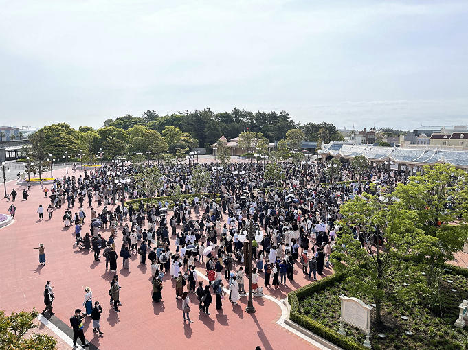 最新 コロナ対策中のディズニー開園待ち 何時から並べばいい 混雑状況や入園の流れを解説