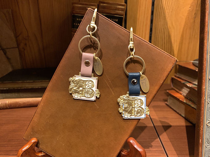 最新 美女と野獣グッズ96選 ロマンチックなベル 野獣 ガストンモチーフのお土産も登場